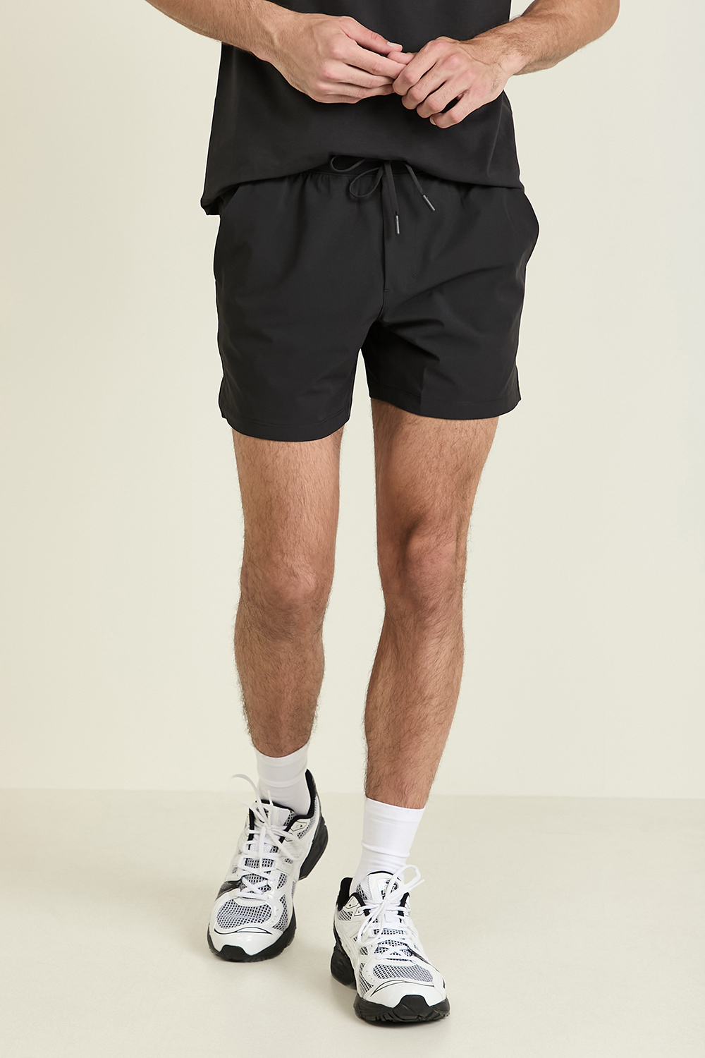 תמונת דוגמן קידמית של Zeroed In Linerless Short 5`` LULULEMON