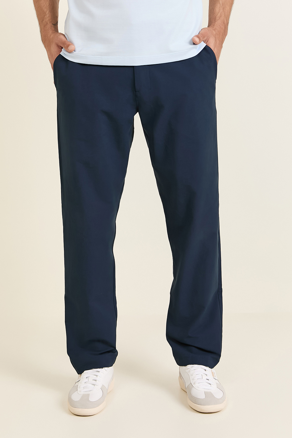 תמונת דוגמן קידמית של ABC Classic-Fit Trouser 32''L VersaTwill LULULEMON