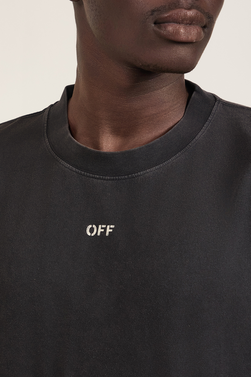 תמונת תקריב דוגמן של חולצת טי OFF WHITE