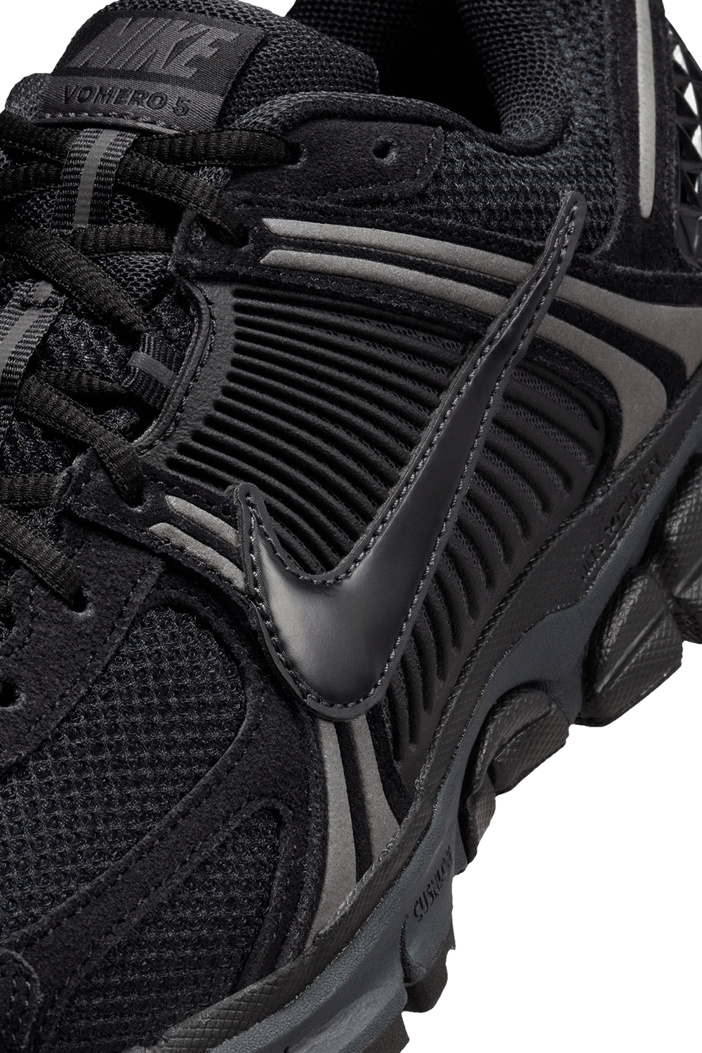 תמונת תקריב של נעלי סניקרס זום וומרו 5 NIKE
