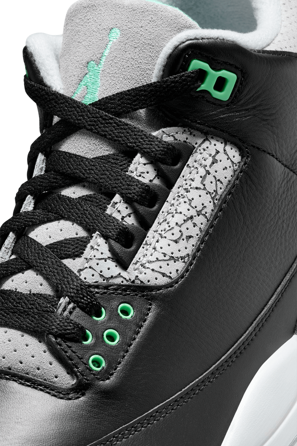 תמונת תקריב של נעלי סניקרס אייר ג'ורדן 3 רטרו NIKE
