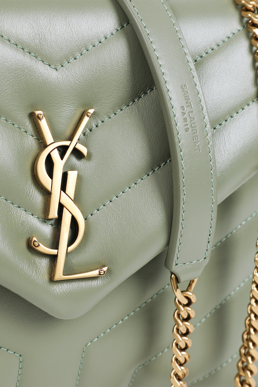תמונת תקריב של תיק לולו קטן מעור SAINT LAURENT