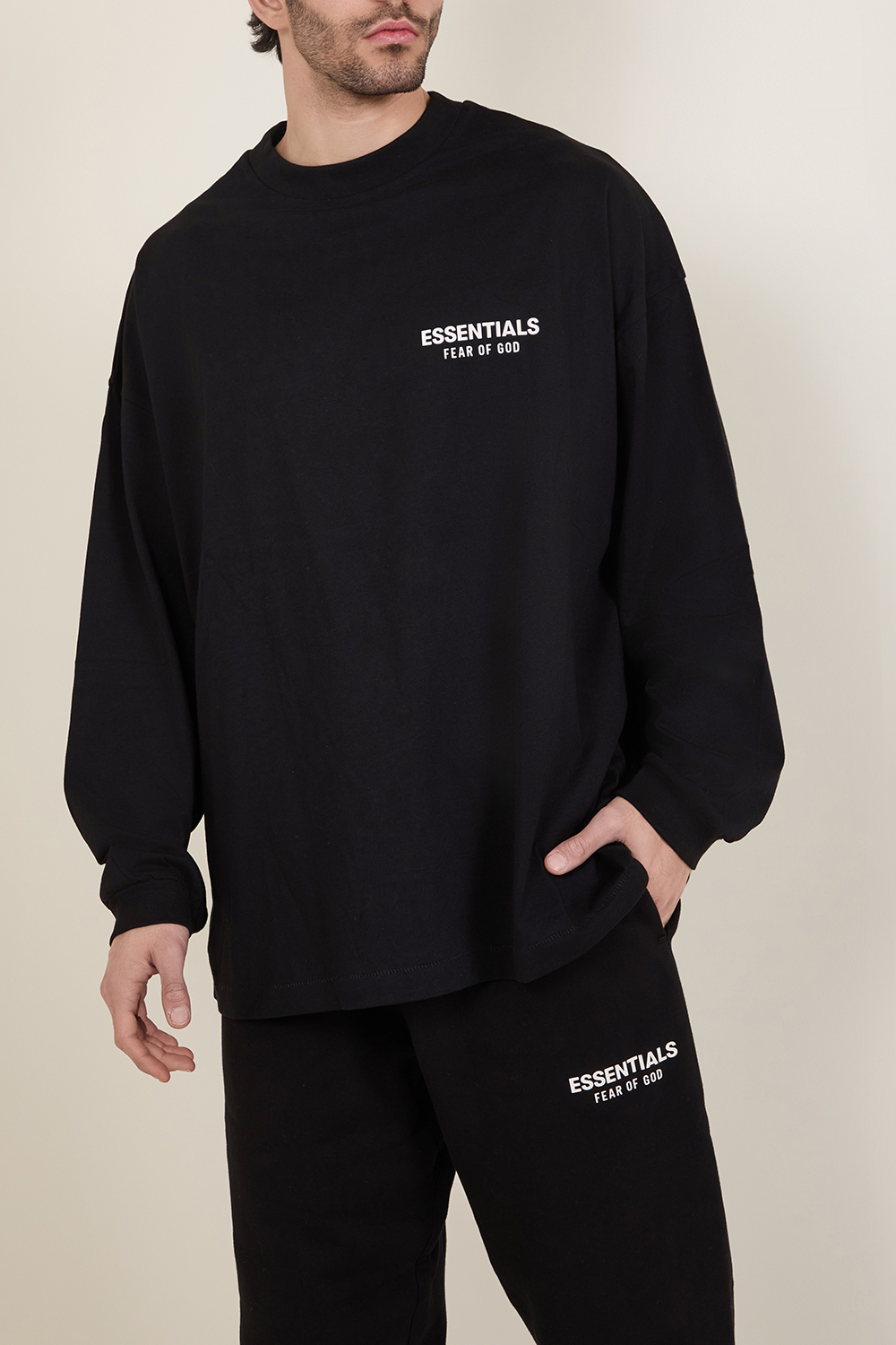 תמונת דוגמן קידמית של חולצת טי FEAR OF GOD ESSENTIALS
