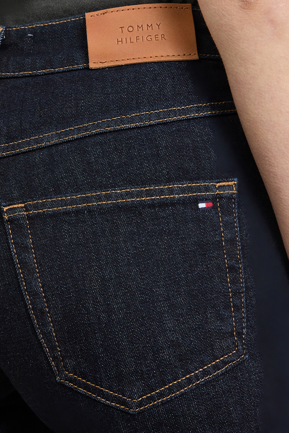 תמונת תקריב דוגמן של מכנסי ג'ינס בגזרה ישרה TOMMY HILFIGER