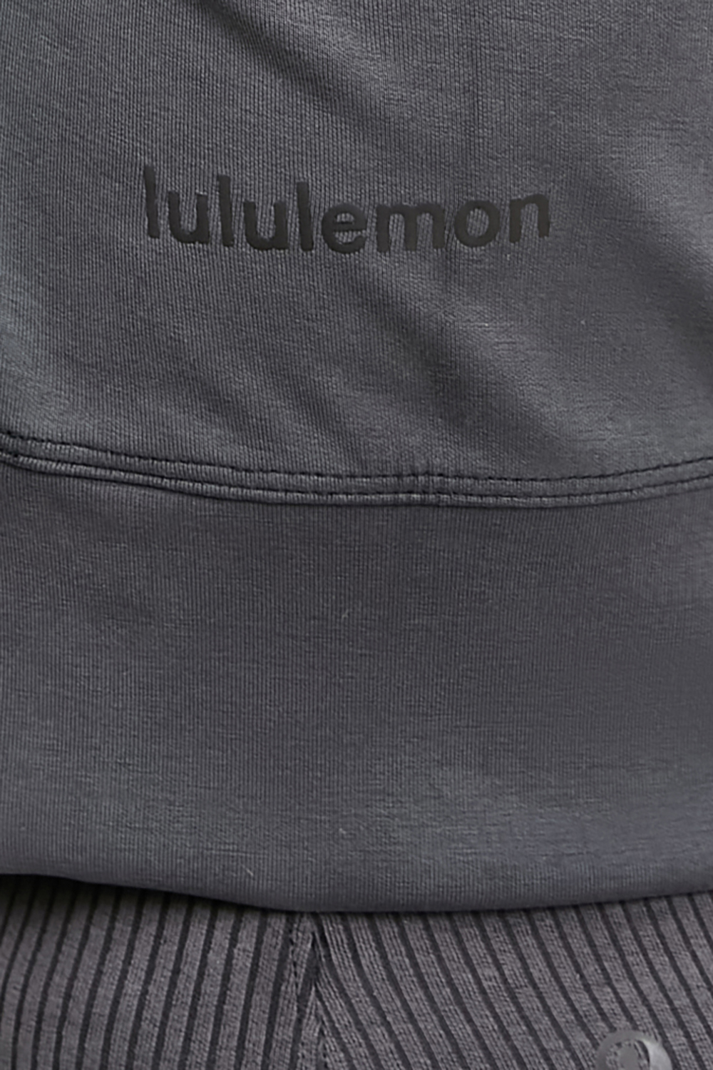 תמונת תקריב דוגמן של Perfectly Oversized Cropped Crew Softstreme LULULEMON