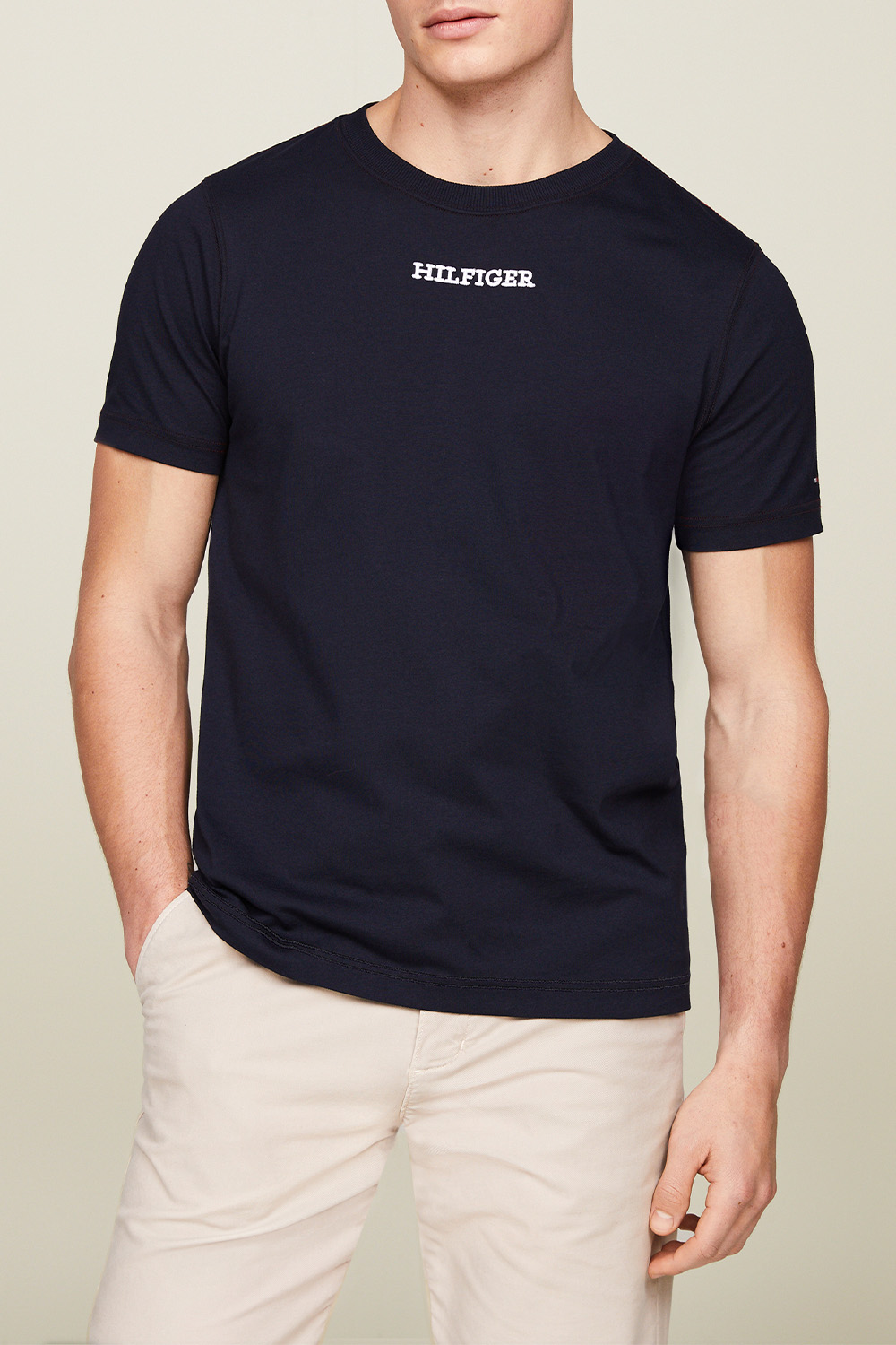 תמונת דוגמן קידמית של חולצת טי TOMMY HILFIGER