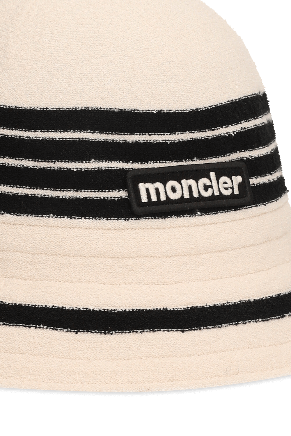 תמונת תקריב של כובע באקט MONCLER