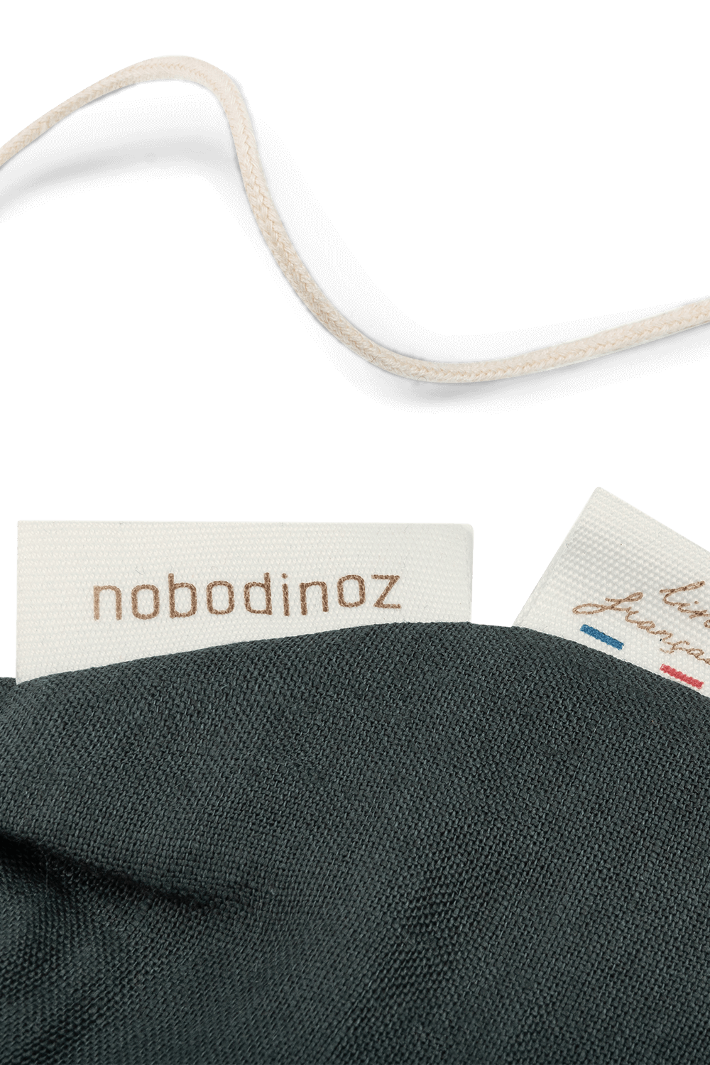 תמונת תקריב של שרשרת עלים דקורטיבית NOBODINOZ