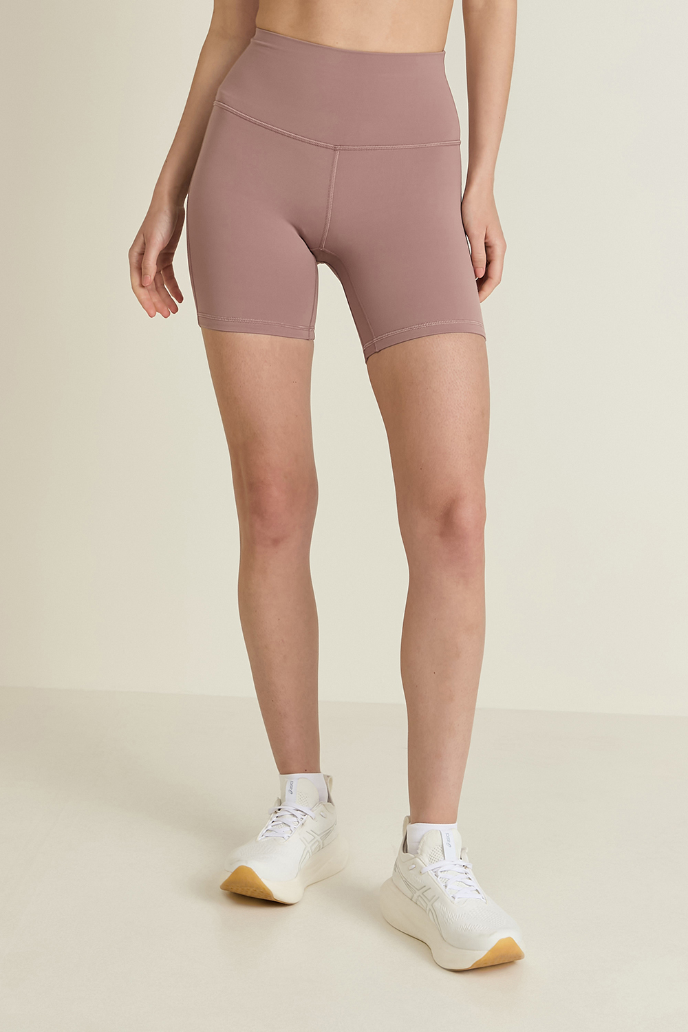תמונת דוגמן קידמית של Align High-Rise Short 6