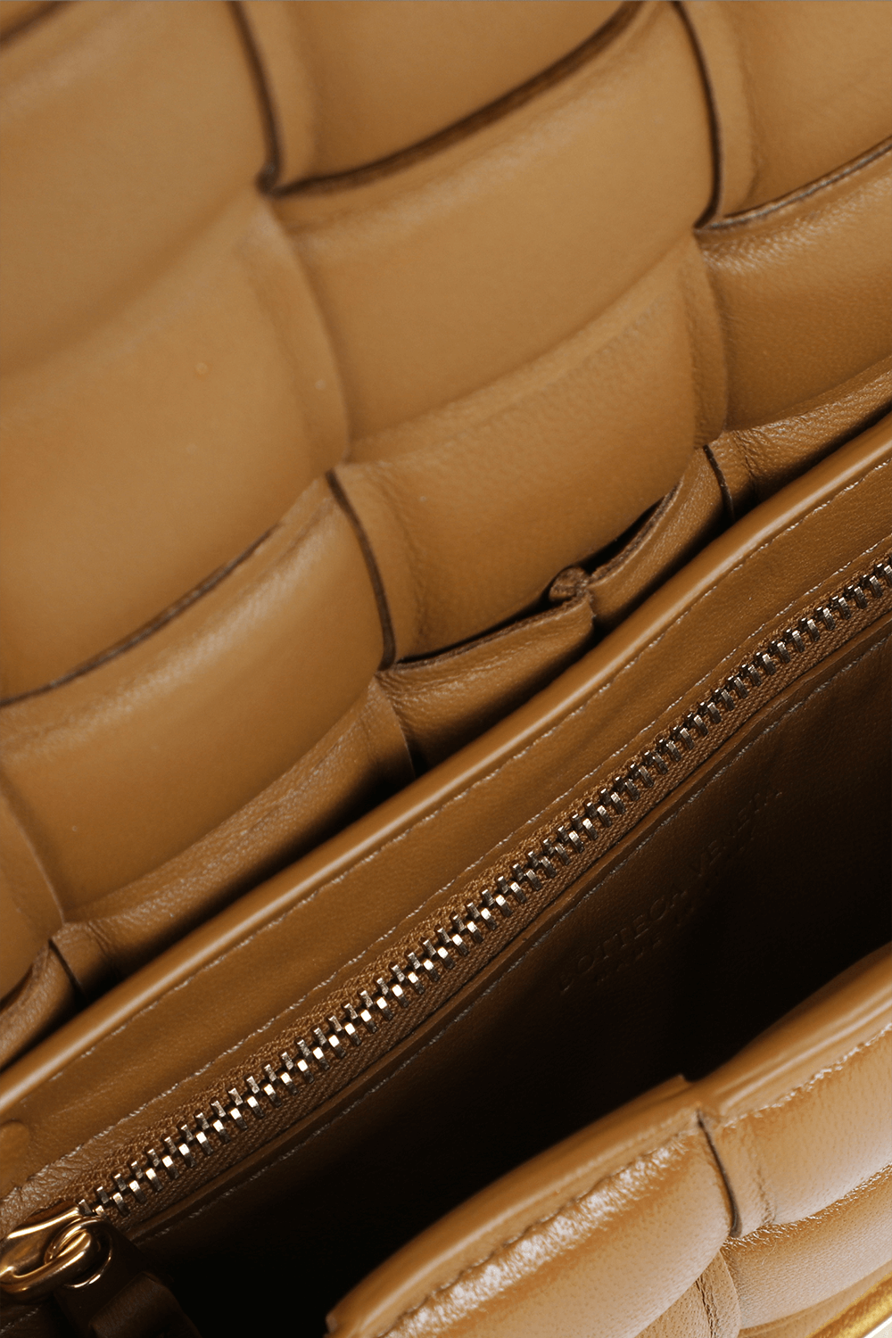 תמונת פנים של תיק צד קאסטה מעור BOTTEGA VENETA