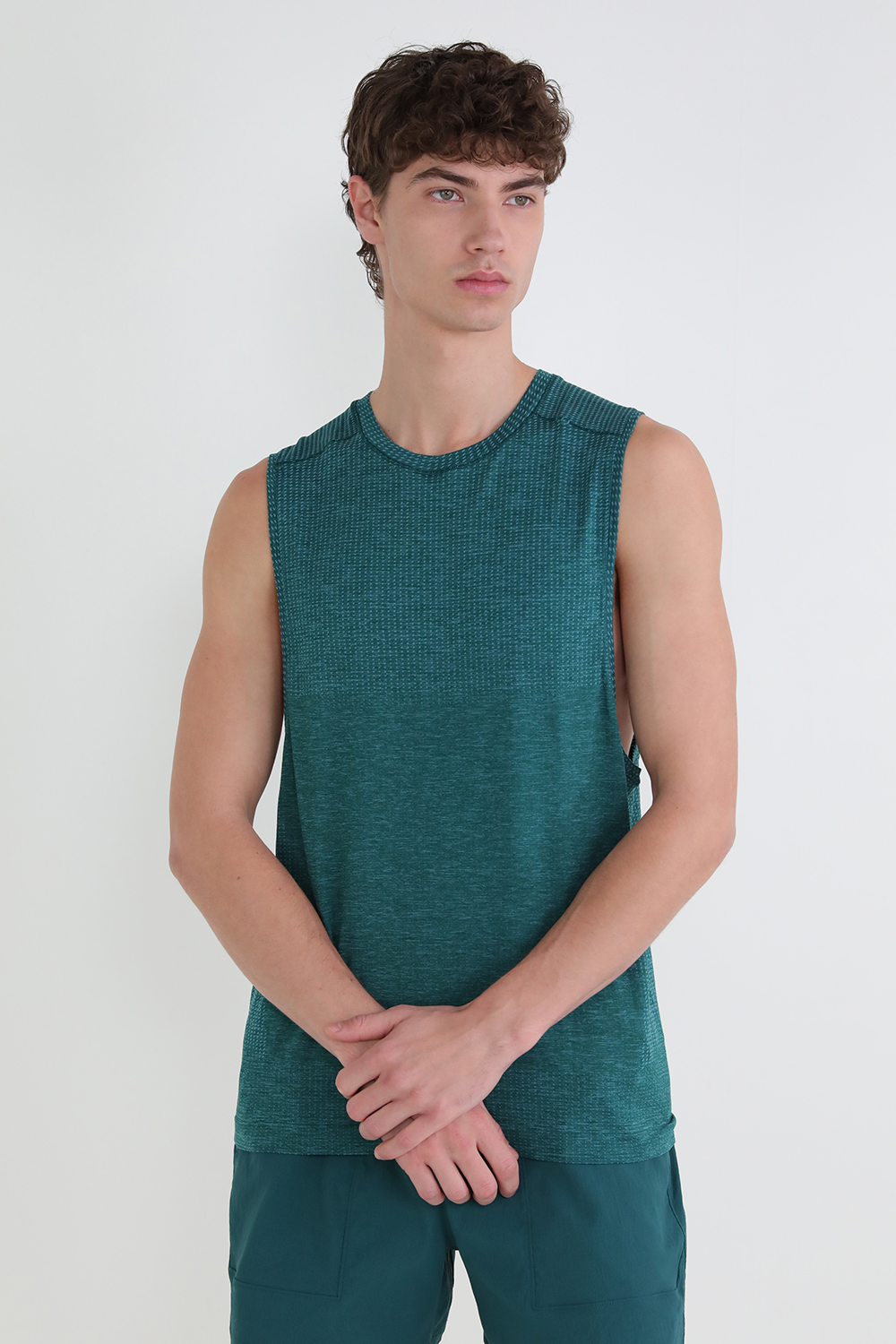תמונת דוגמן קידמית של Metal Vent Tech Sleeveless
