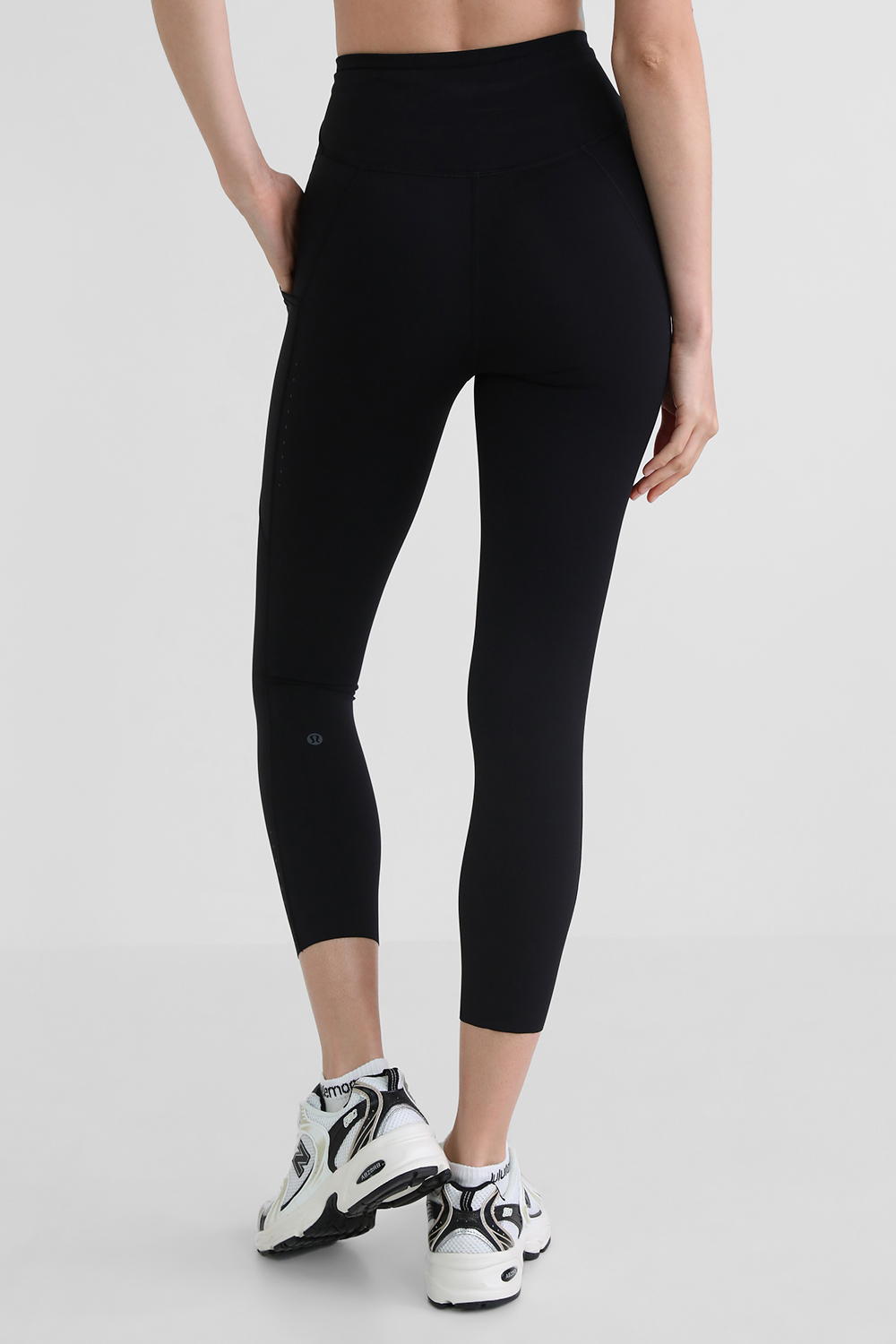 תמונת דוגמן אחורית של Fast and Free High-Rise Crop 23" *Pockets