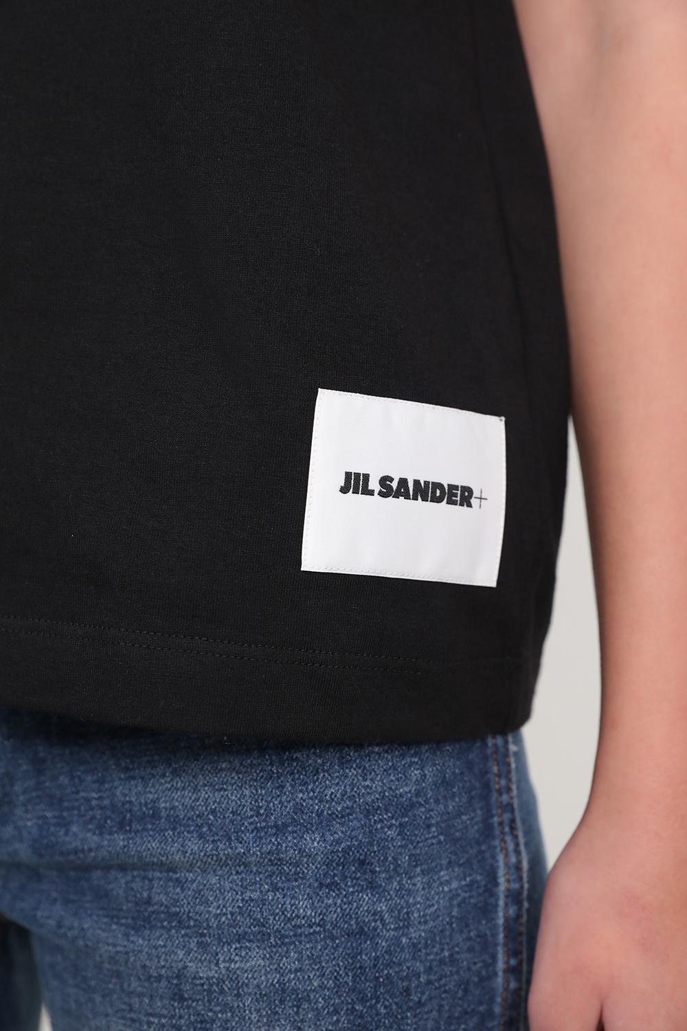 תמונת תקריב דוגמן של מארז שלוש חולצות טי JIL SANDER