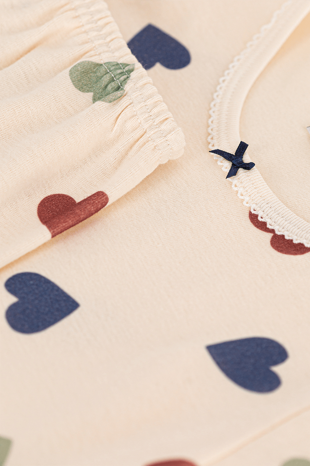 תמונת תקריב של סט פיג'מה לבבות - גילאי 6-12 שנים PETIT BATEAU