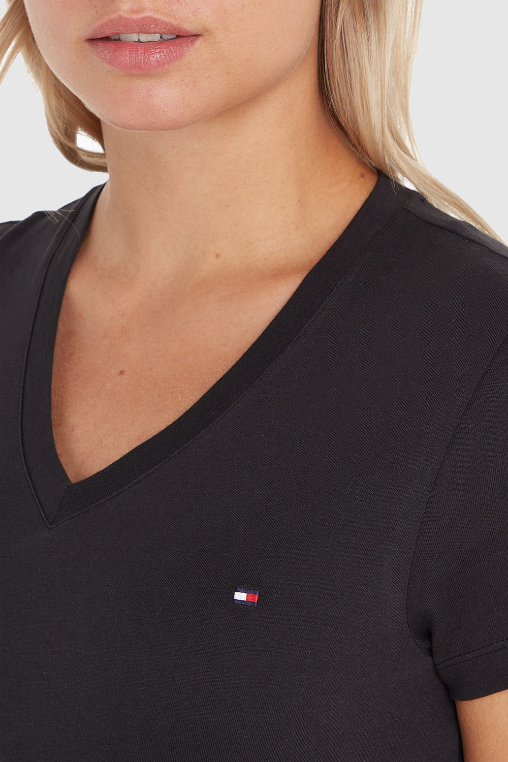 תמונת תקריב דוגמן של חולצת טי TOMMY HILFIGER