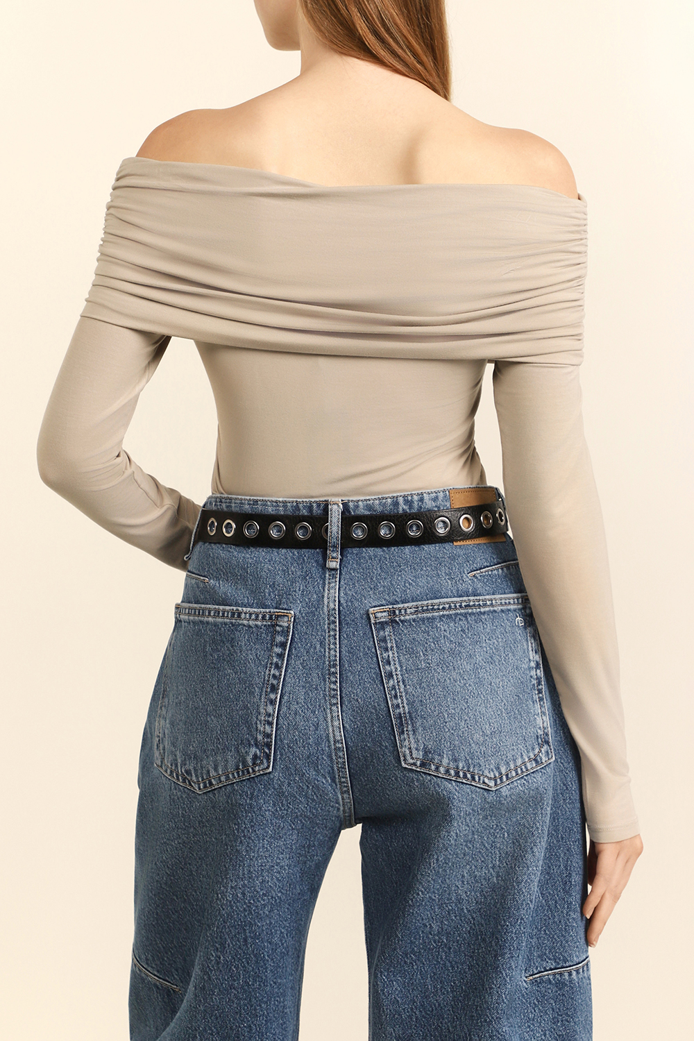 תמונת דוגמן אחורית של חולצת אוף שולדר לוקה RAG & BONE