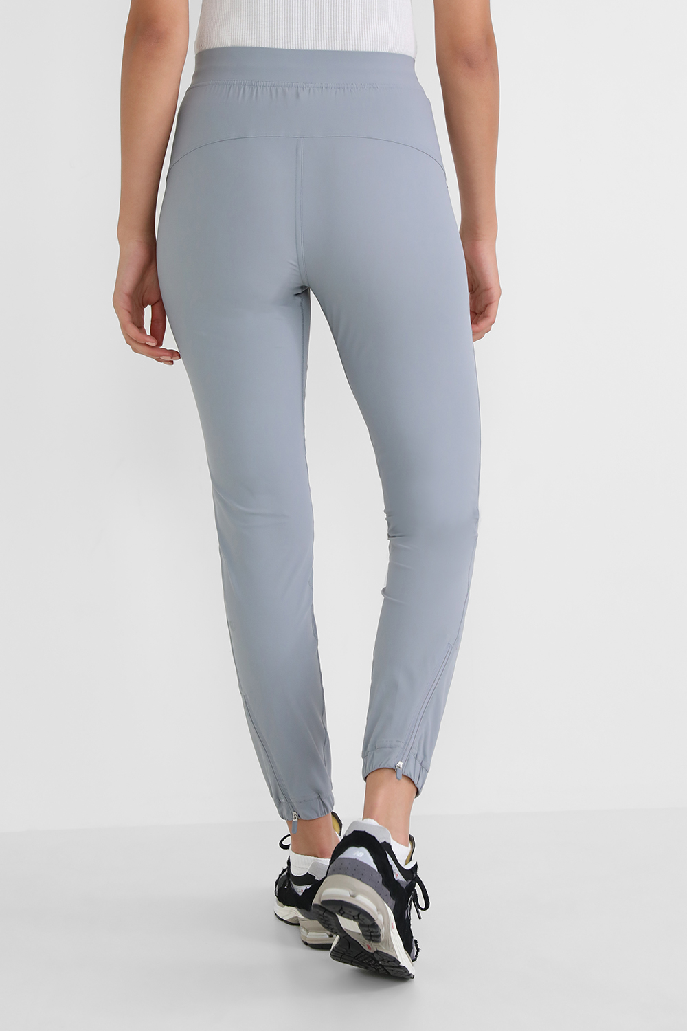 תמונת דוגמן אחורית של Adapted State High-Rise Cropped Jogger