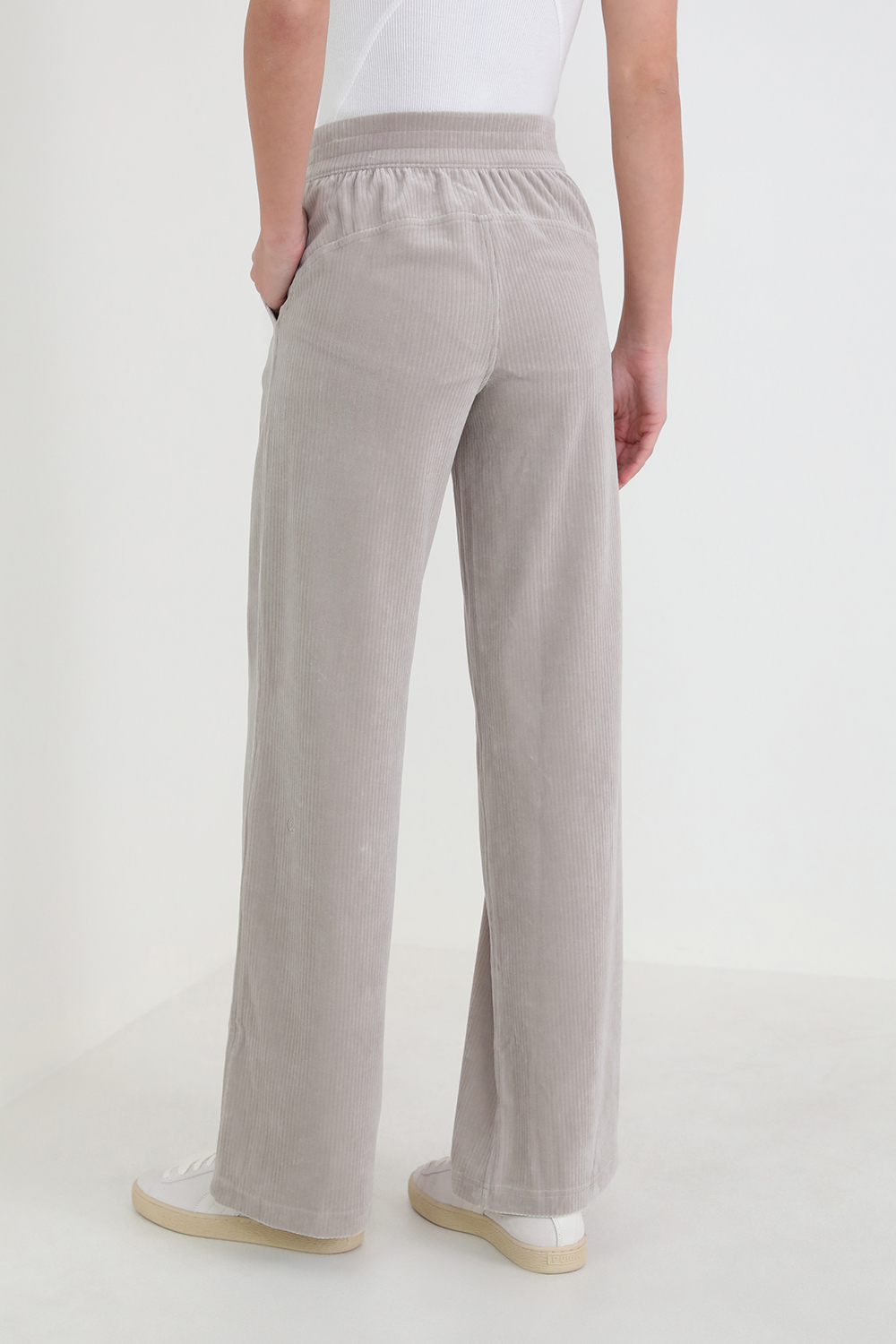 תמונת דוגמן אחורית של Scuba Mid-Rise Wide-Leg Pant *VELVET CORD LULULEMON