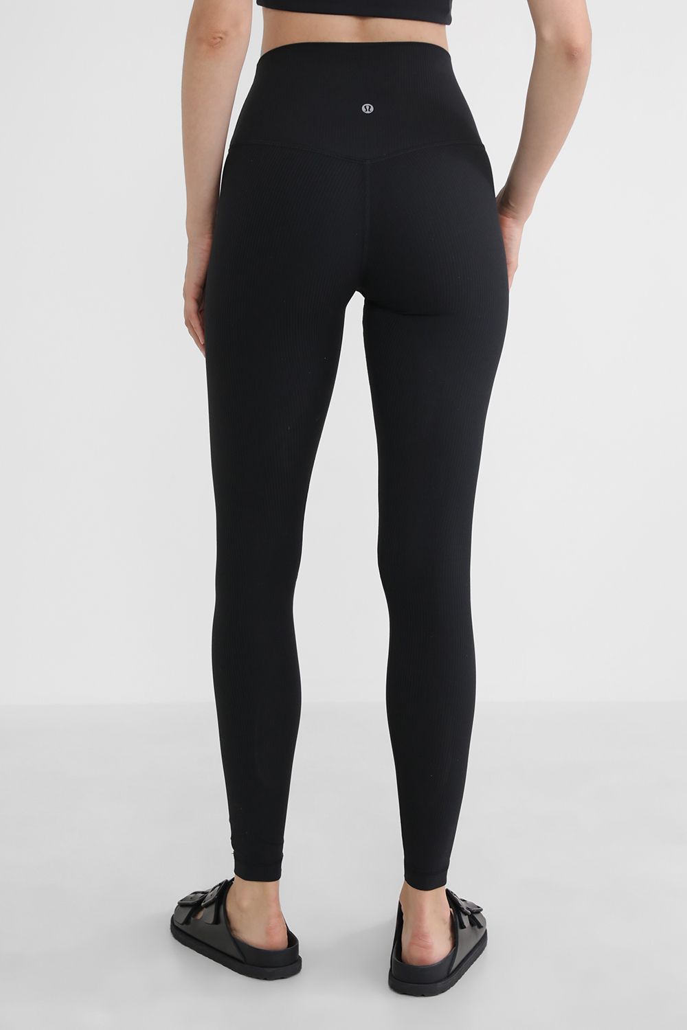 תמונת דוגמן אחורית של Align™ Ribbed High-Rise 28