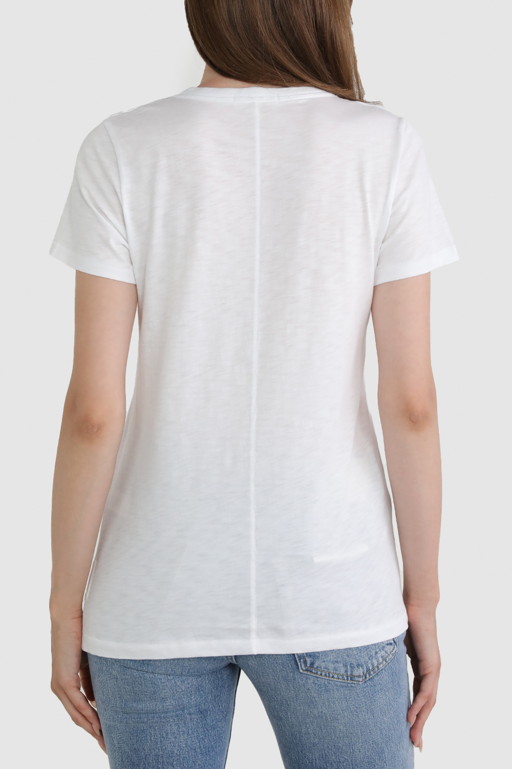 תמונת דוגמן אחורית של חולצת טי עם צווארון וי RAG & BONE