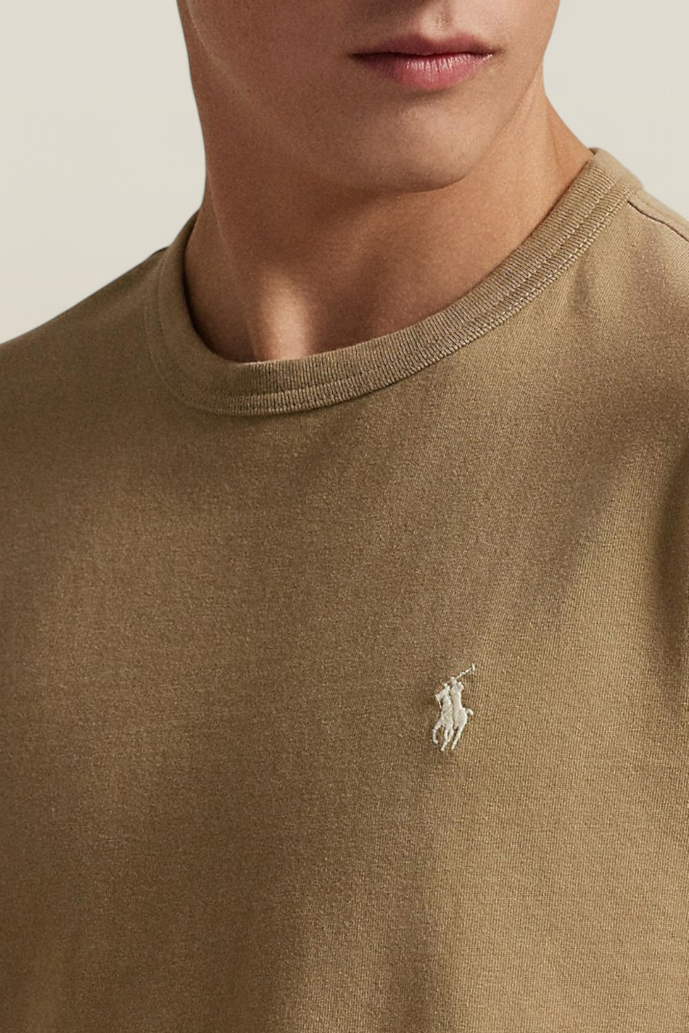 תמונת תקריב דוגמן של חולצת טי POLO RALPH LAUREN