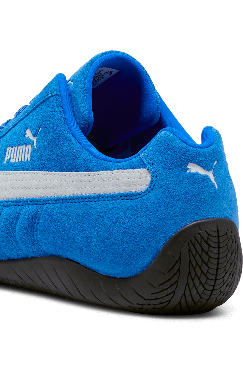 תמונת תקריב של נעלי סניקרס ספידקאט PUMA