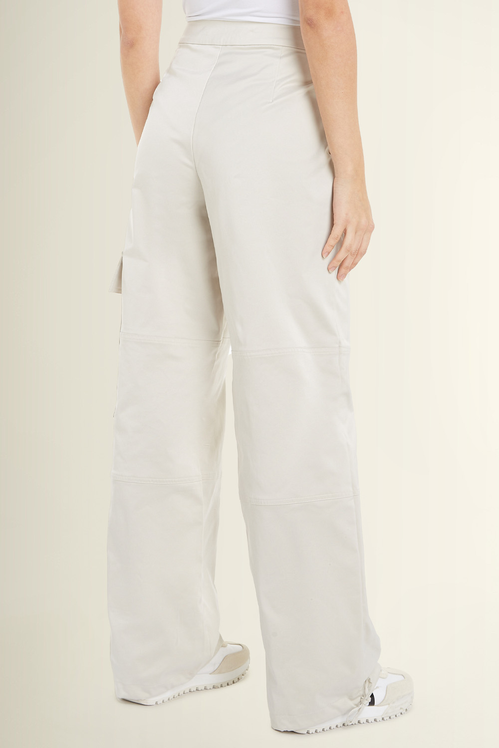 תמונת דוגמן אחורית של מכנסי קרגו סאטן CALVIN KLEIN