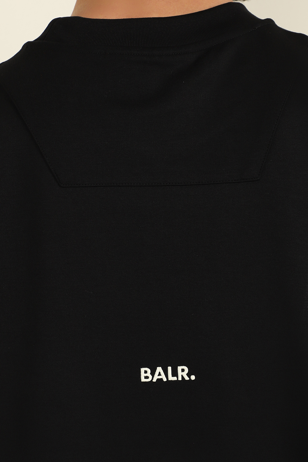 תמונת תקריב דוגמן של חולצת טי BALR