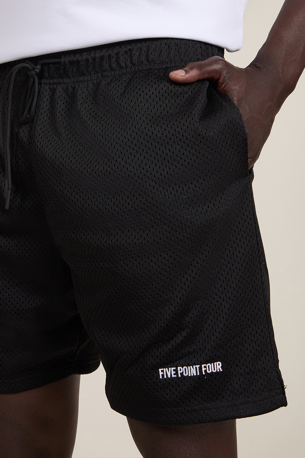 תמונת דוגמן אחורית של מכנסיים קצרים FIVE POINT FOUR