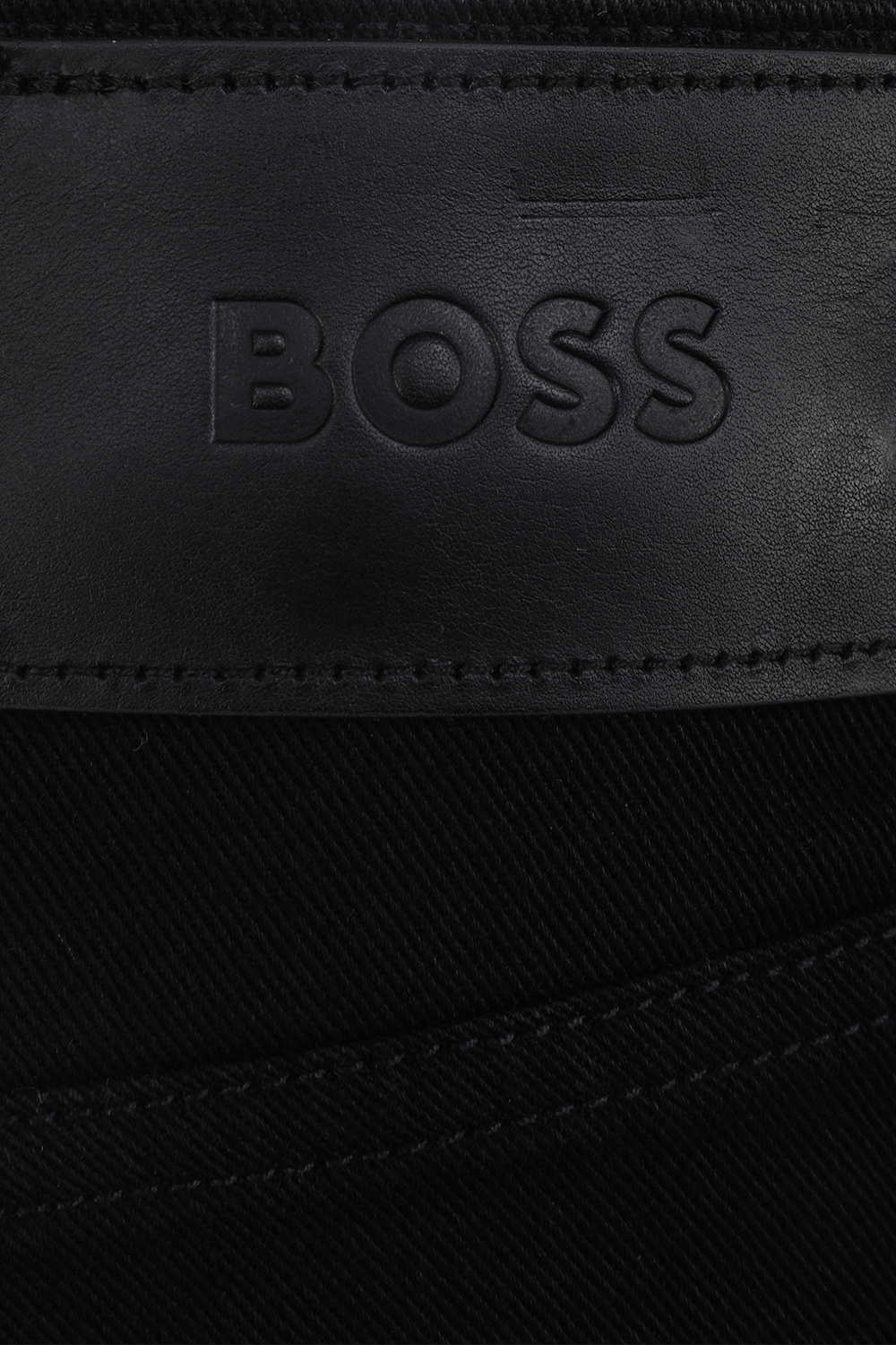תמונת תקריב של מכנסי ג'ינס שחורים ארוכים BOSS