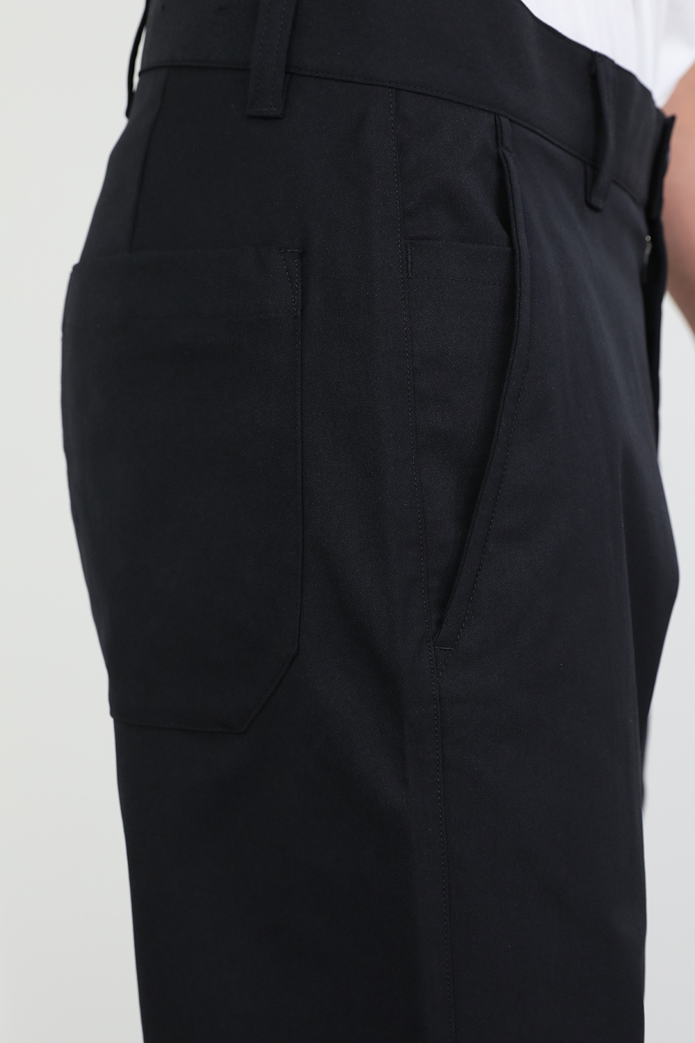 תמונת תקריב דוגמן של Relaxed Tapered Trousers