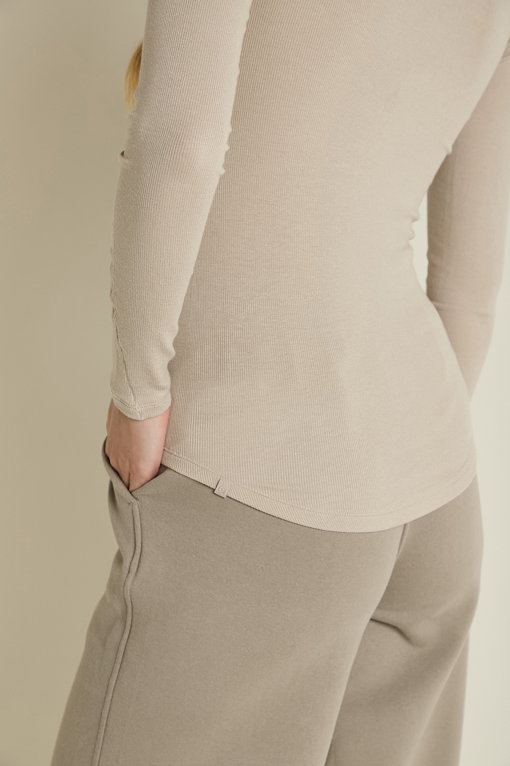 תמונת תקריב דוגמן של Hold Tight Long-Sleeve Shirt