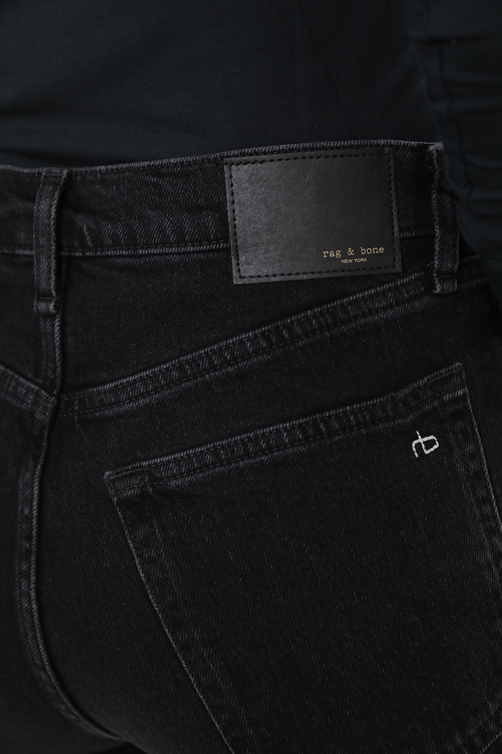 תמונת תקריב דוגמן של ג'ינס הרלאו בגזרה ישרה RAG & BONE
