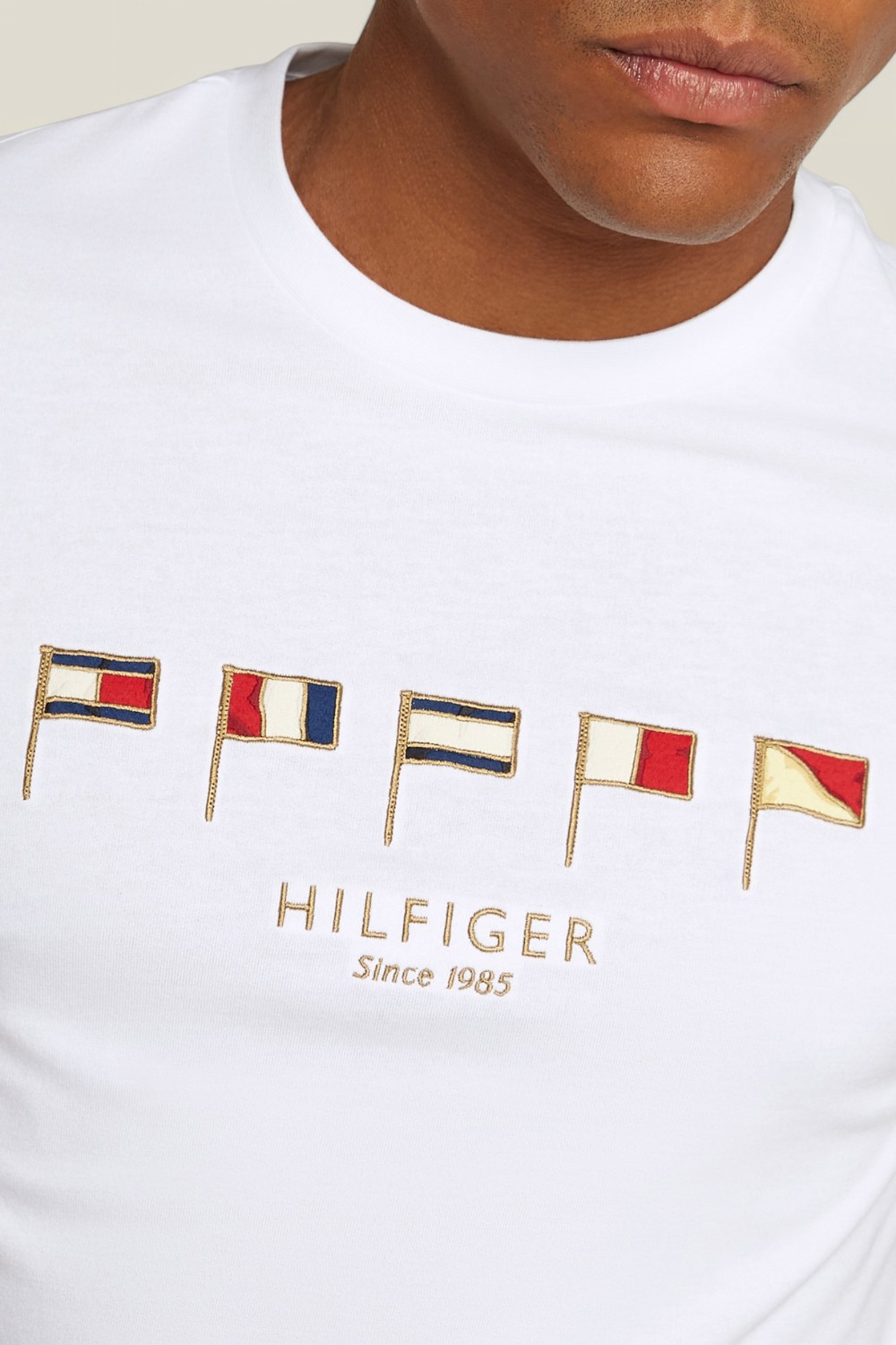 תמונת תקריב דוגמן של חולצת טי TOMMY HILFIGER