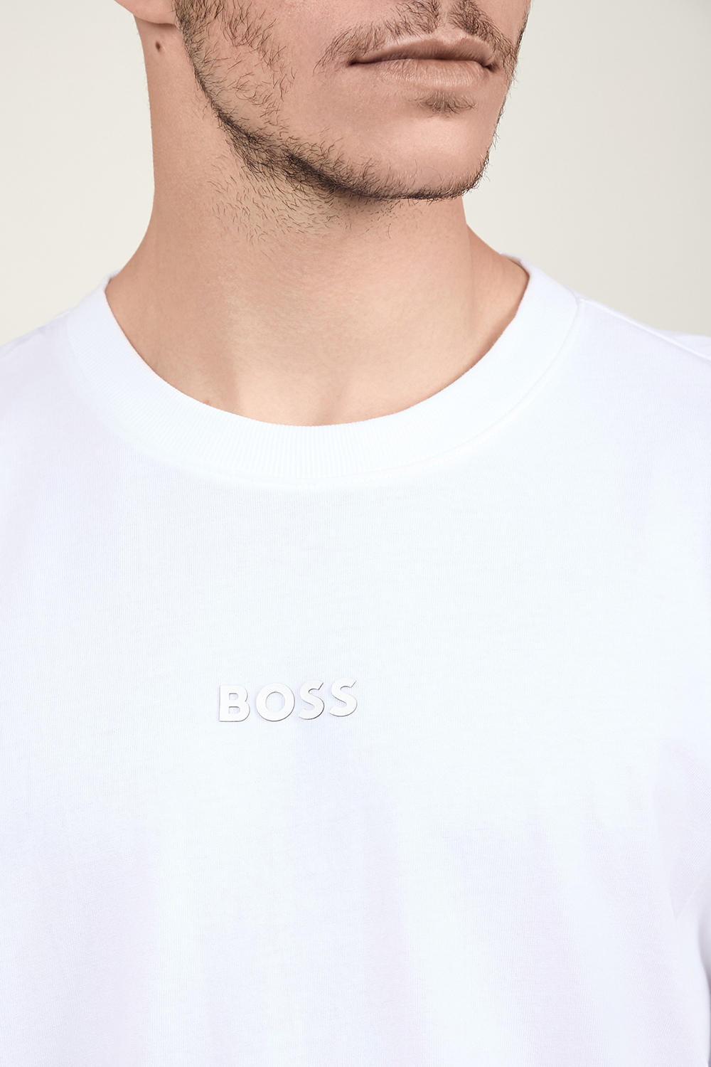 תמונת תקריב דוגמן של חולצת טי BOSS