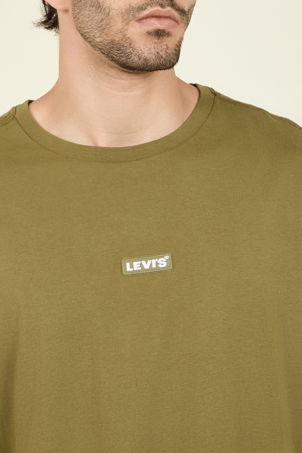 תמונת תקריב דוגמן של חולצת טי LEVI`S