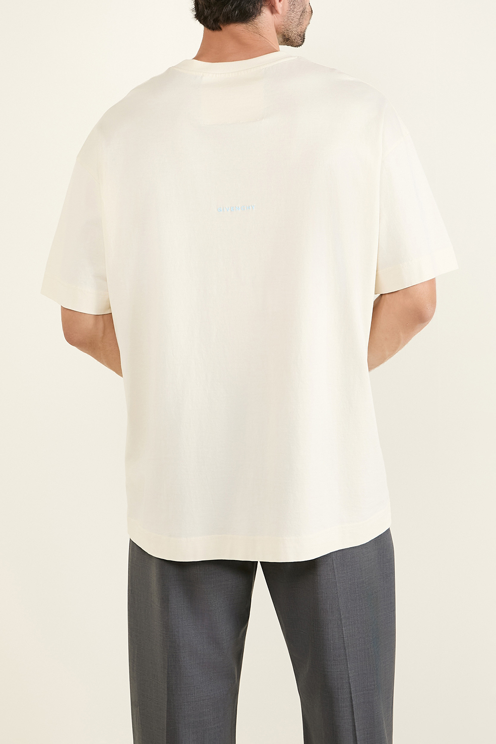 תמונת דוגמן אחורית של חולצת טי GIVENCHY