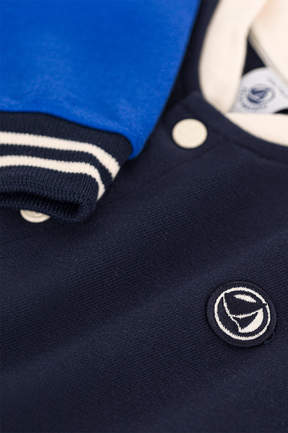 תמונת תקריב של ז'קט בייסבול - גילאי 6-12 חודשים PETIT BATEAU