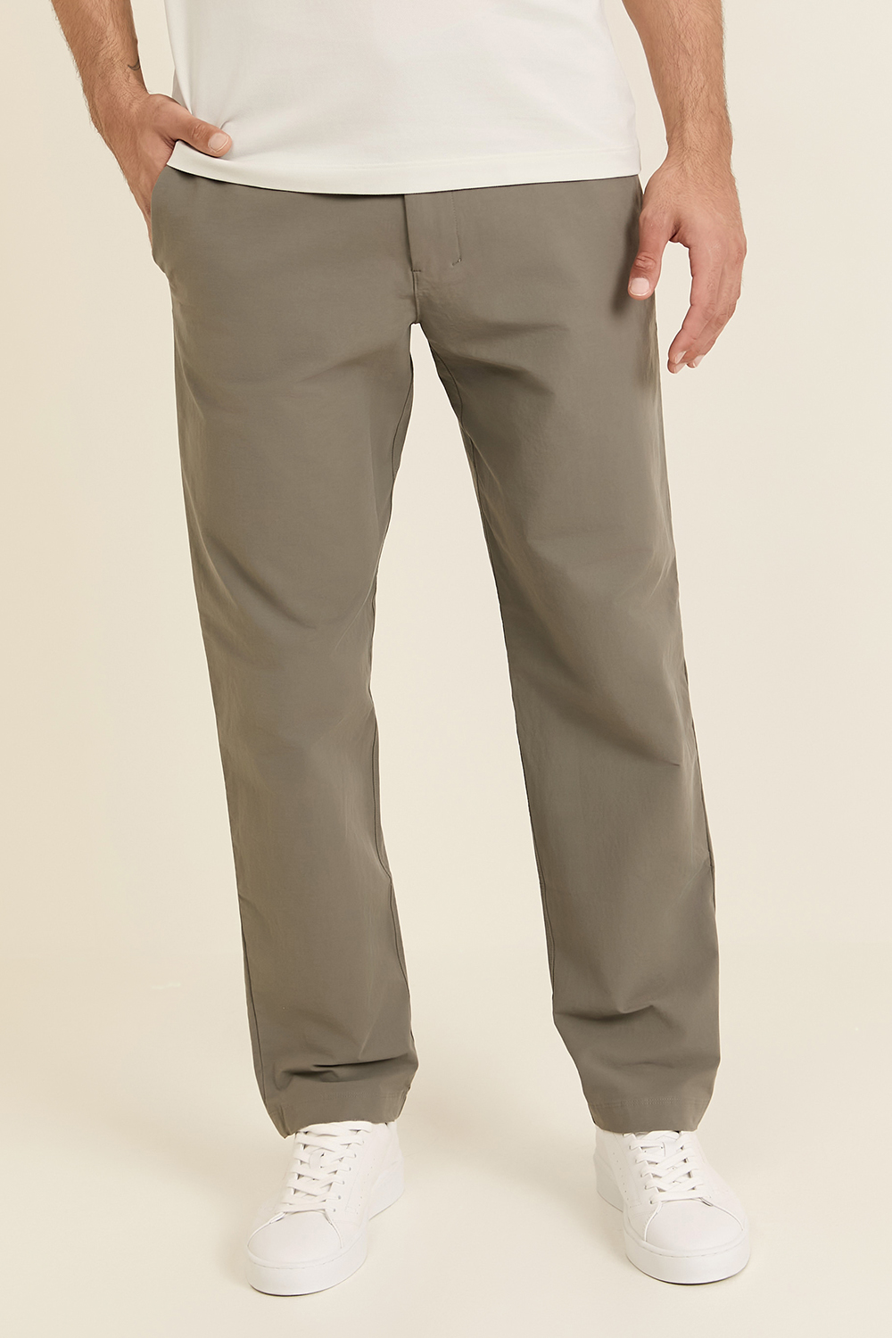תמונת דוגמן קידמית של ABC Classic-Fit Trouser 32''L VersaTwill LULULEMON