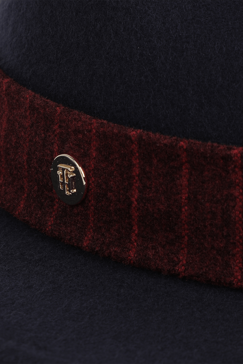 תמונת תקריב של כובע רחב שוליים מצמר TOMMY HILFIGER