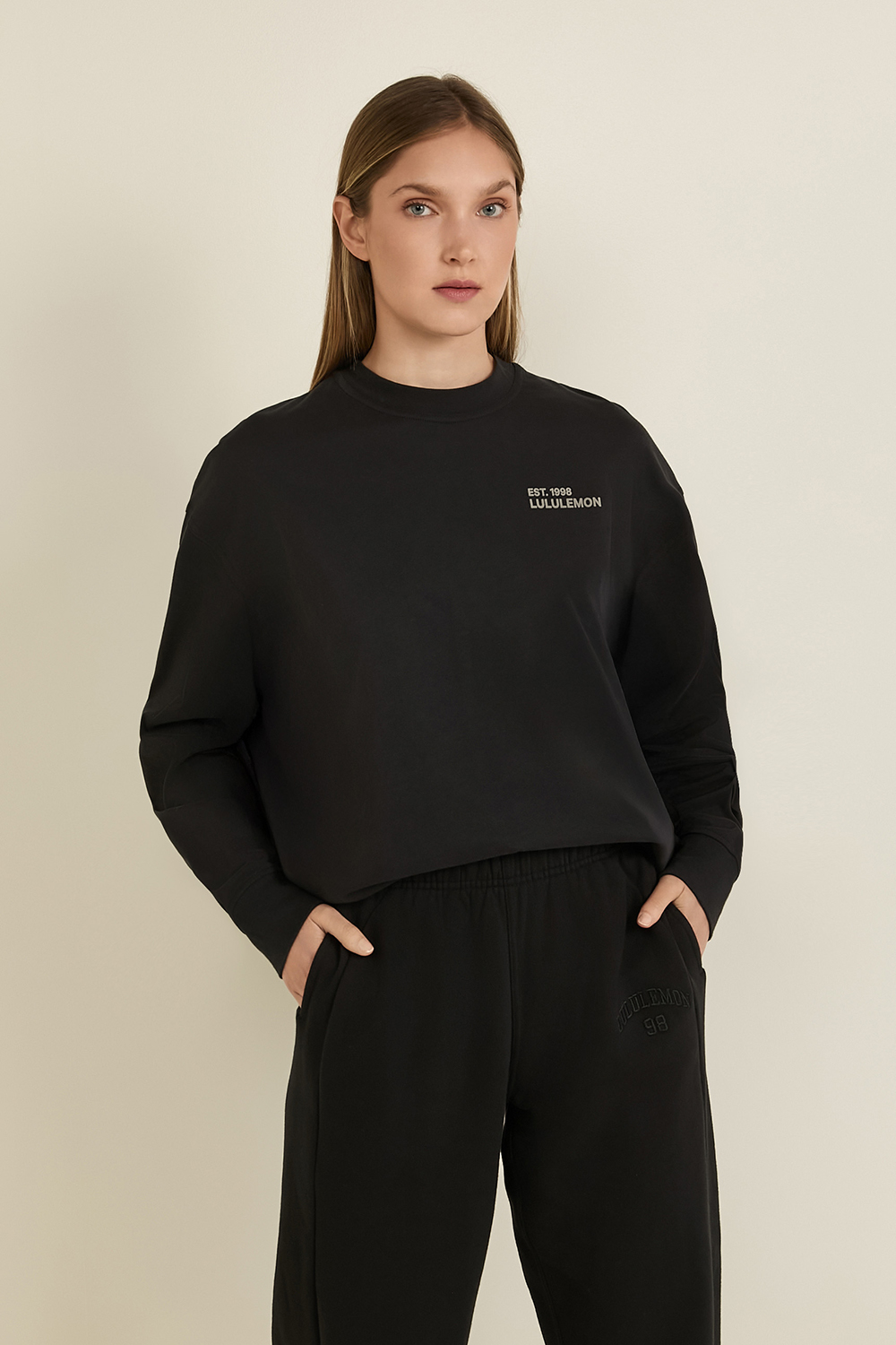 תמונת דוגמן קידמית של Heavyweight Cotton Crewneck Long-Sleeve Shirt LULULEMON