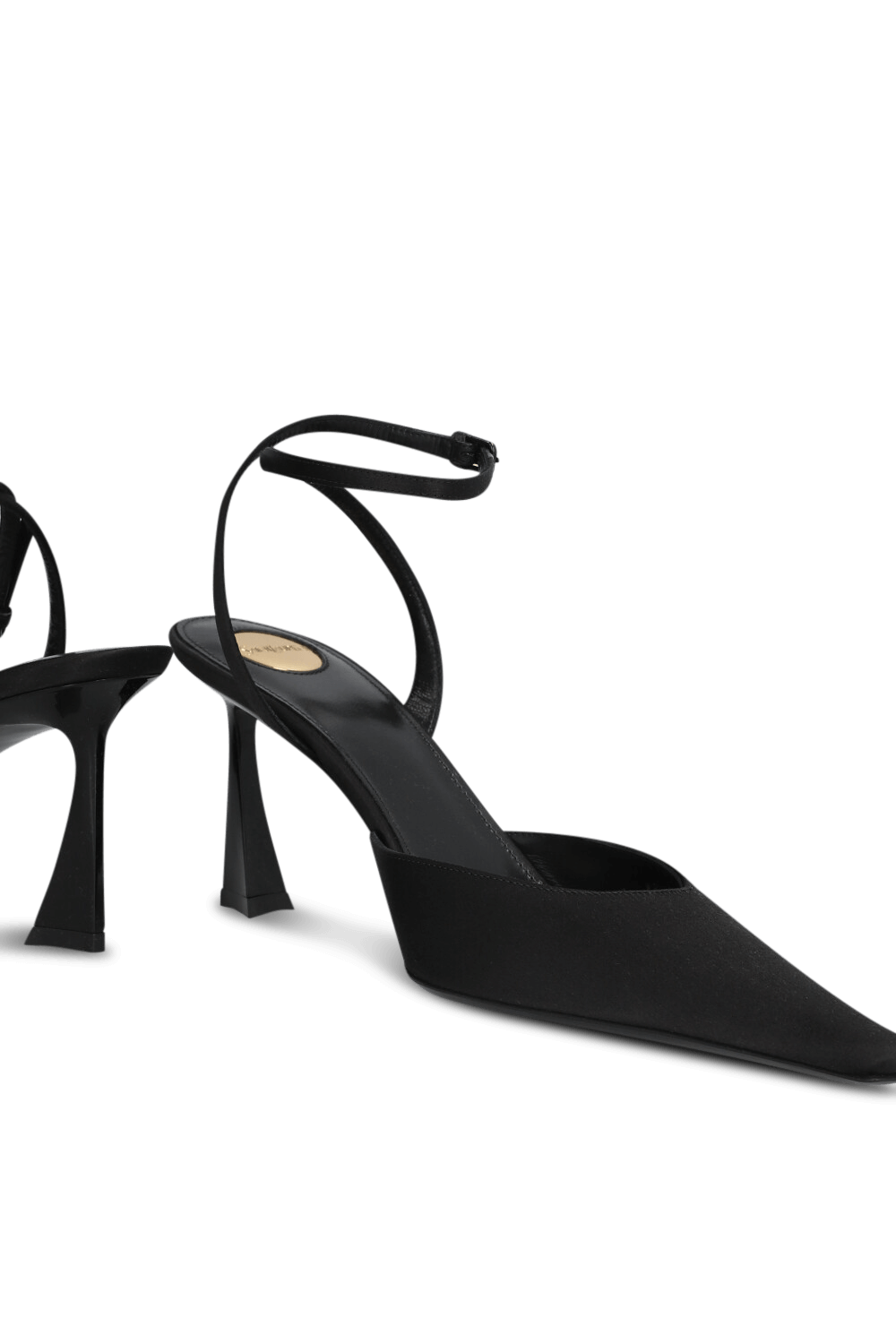 תמונת תקריב של נעלי עקב סלינג בק SAINT LAURENT