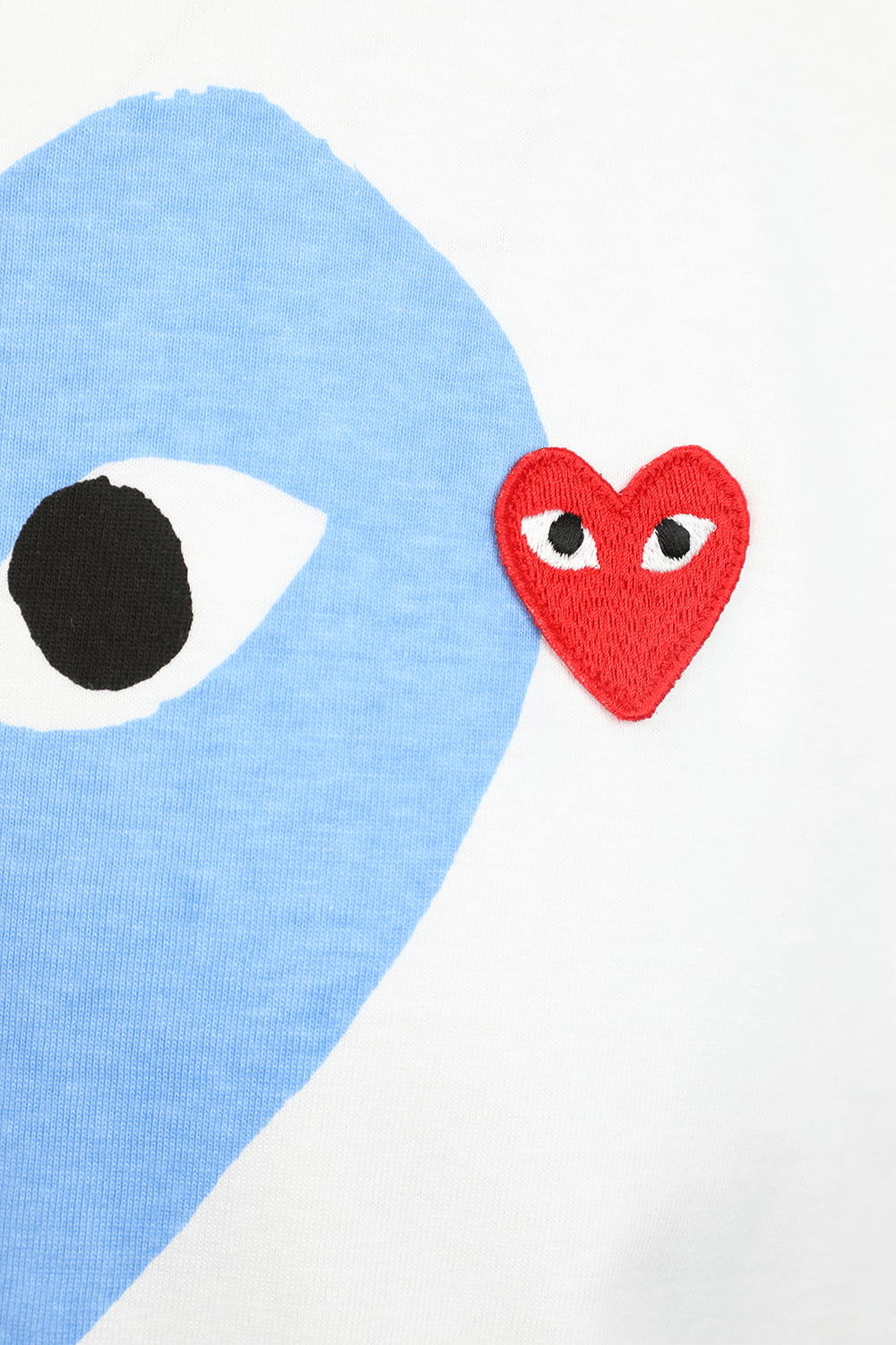 תמונה אחורית של טי שירט עם הדפס לב COMME des GARCONS