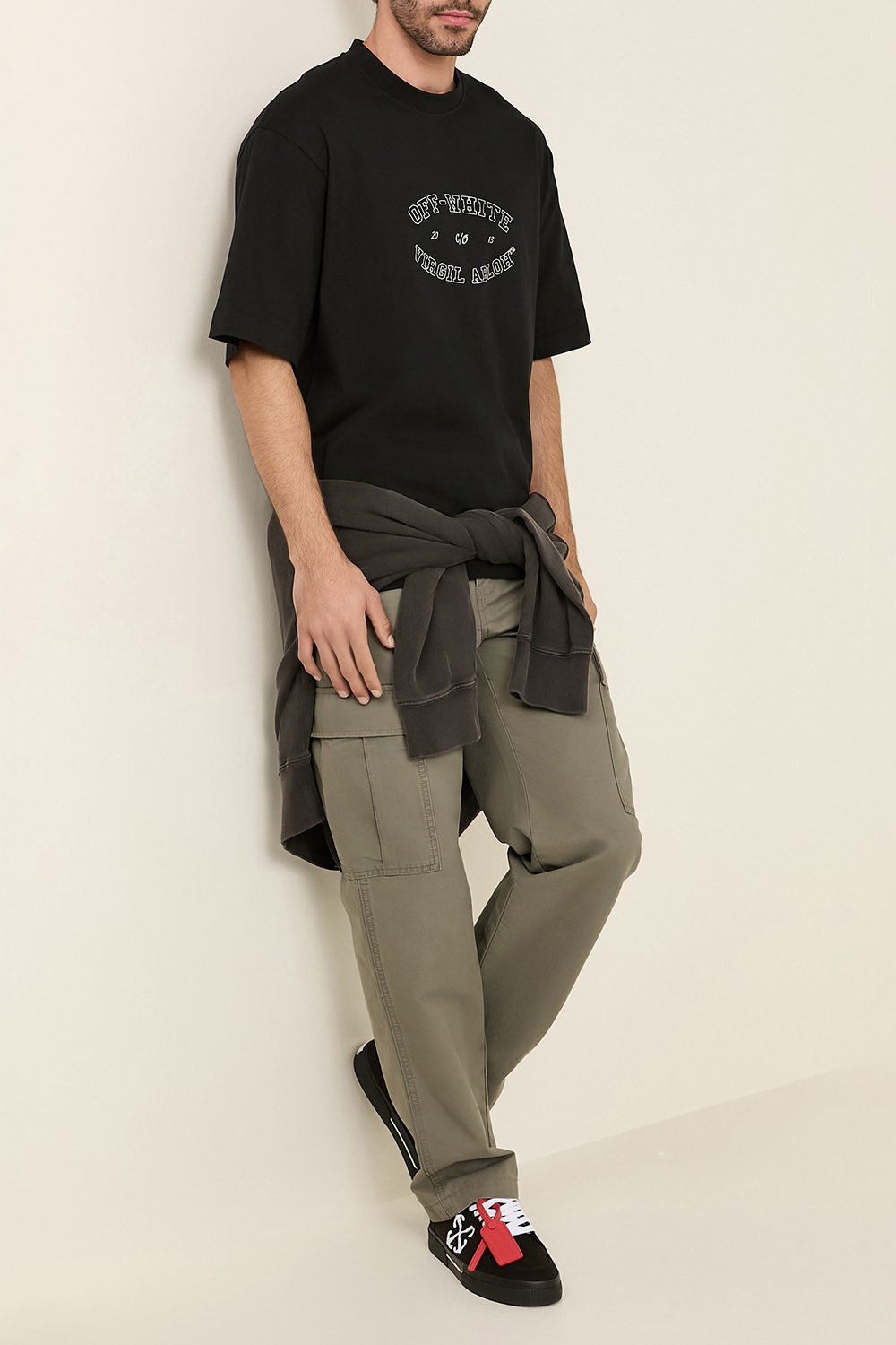 תמונת דוגמן קידמית של נעלי סניקרס OFF WHITE