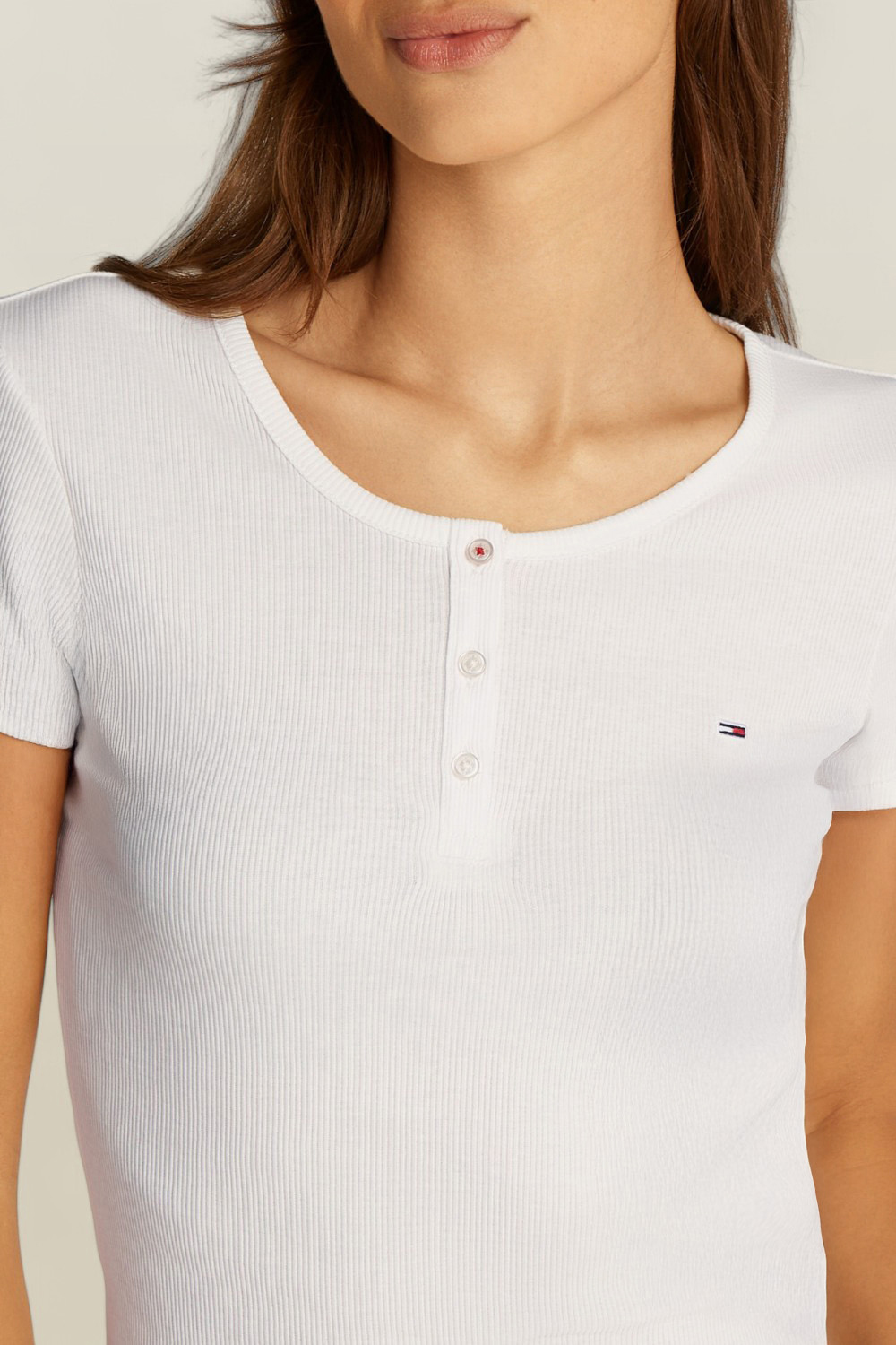 תמונת תקריב דוגמן של חולצת טי ריב TOMMY HILFIGER
