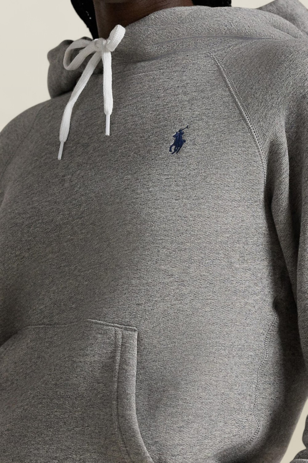 תמונת תקריב דוגמן של סווטשירט קפוצ'ון POLO RALPH LAUREN