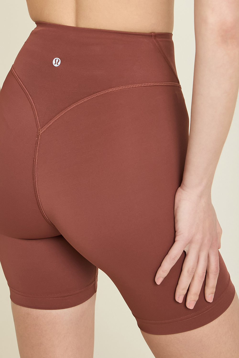 תמונת תקריב דוגמן של Seriously Silky Hight-Rise Short 4 LULULEMON
