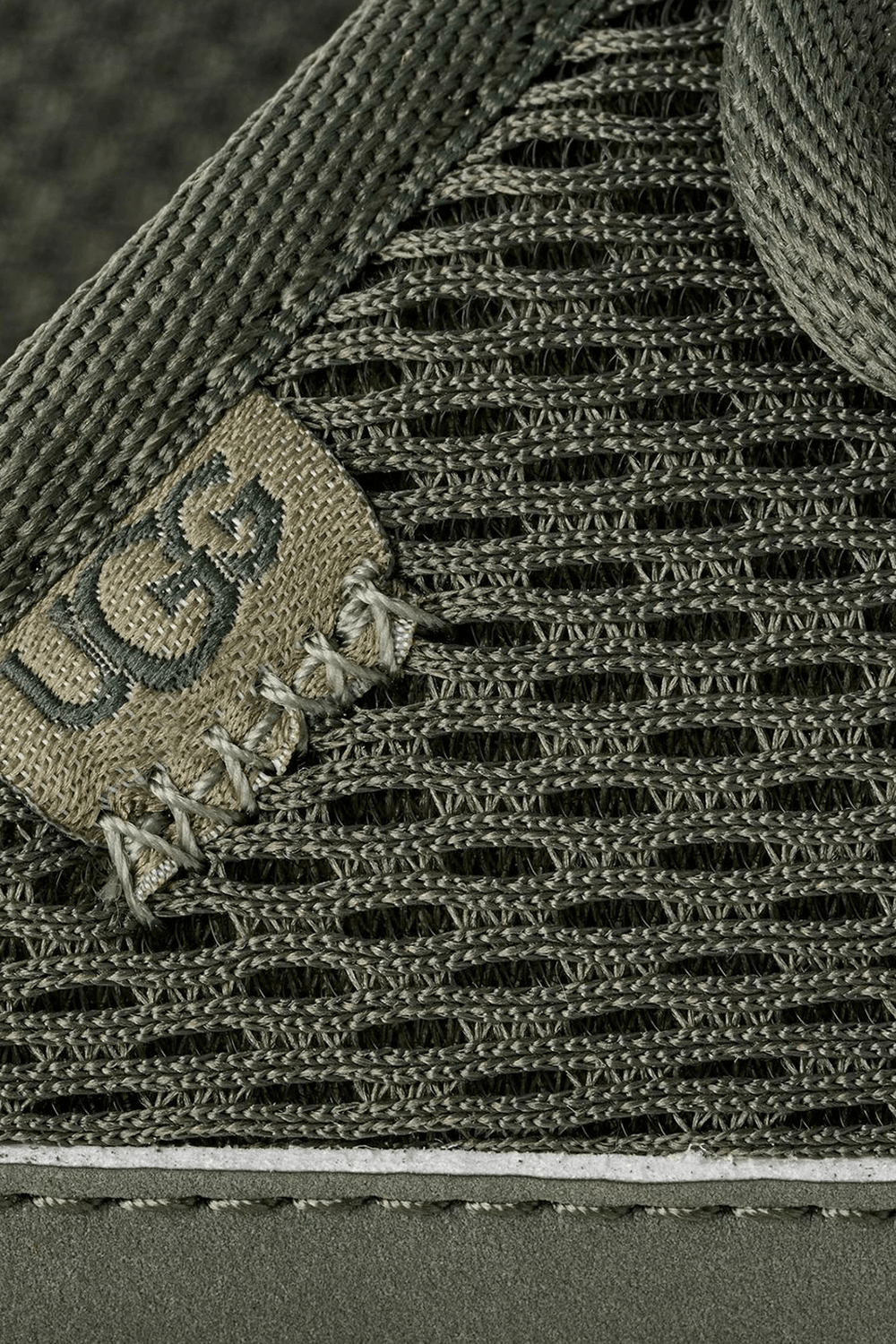 תמונת תקריב של כפכפי מאקסר סלייד 2.0 UGG