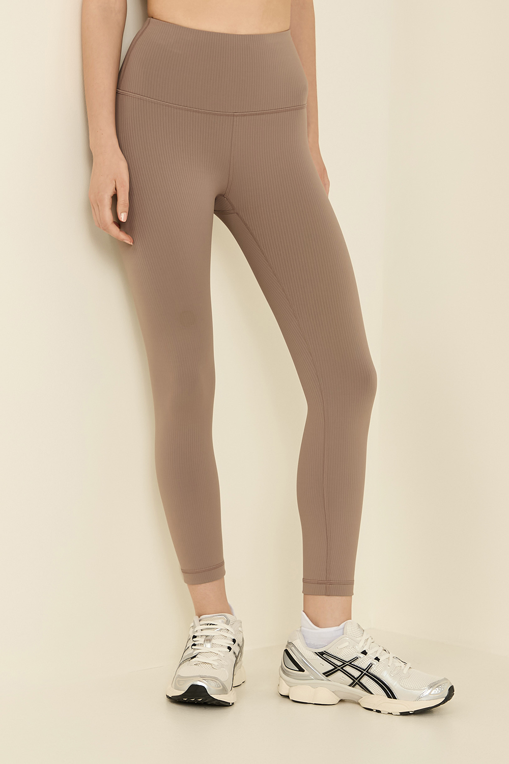 תמונת דוגמן קידמית של ''Wunder Train Ribbed HR Crop 23 LULULEMON