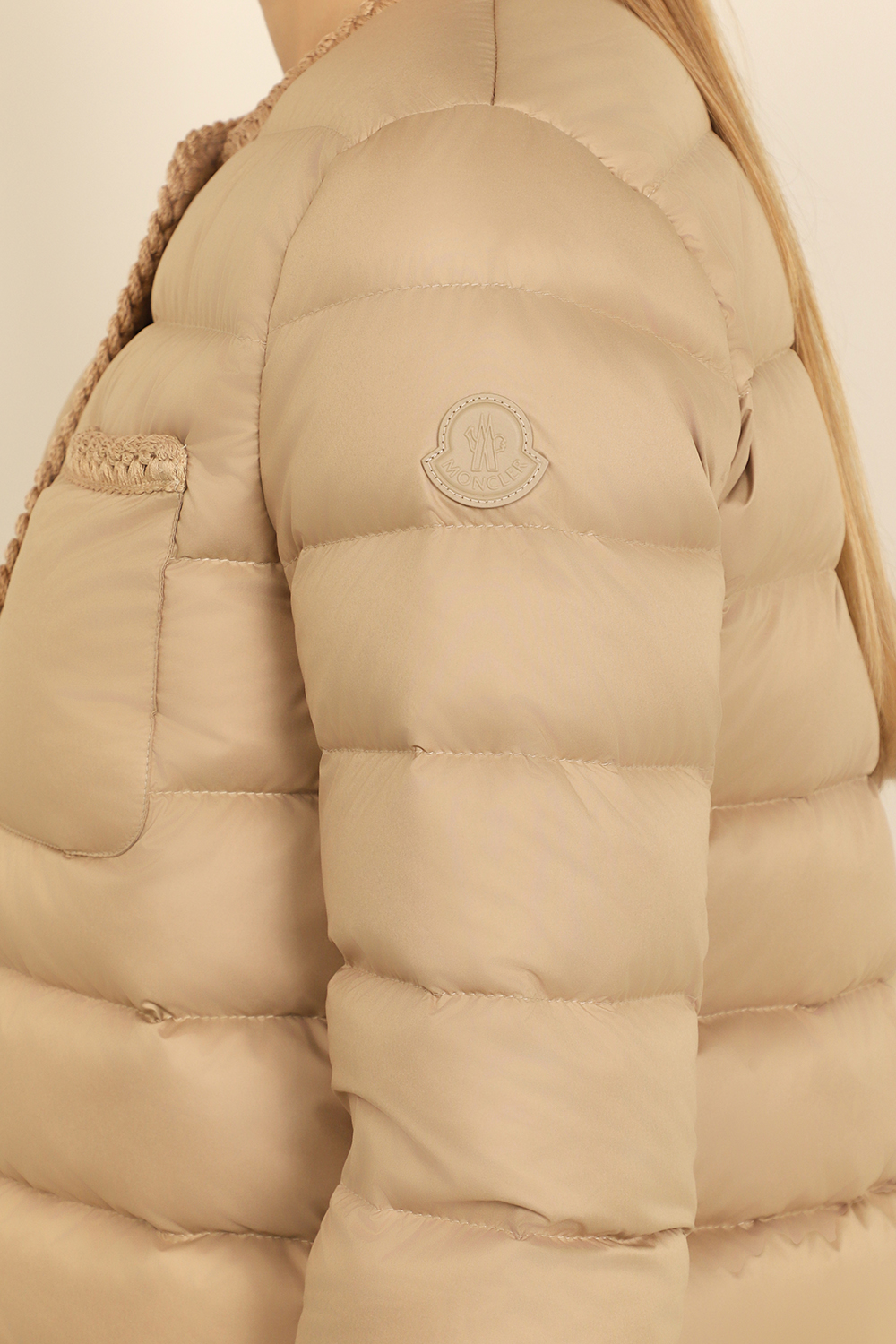 תמונת תקריב דוגמן של ז'קט פוך MONCLER